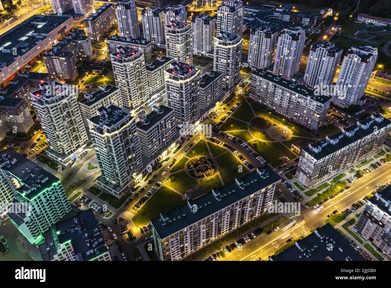 nuevos edificios de apartamentos de gran altura en un moderno barrio residencial. vista aérea por la noche. Foto de stock