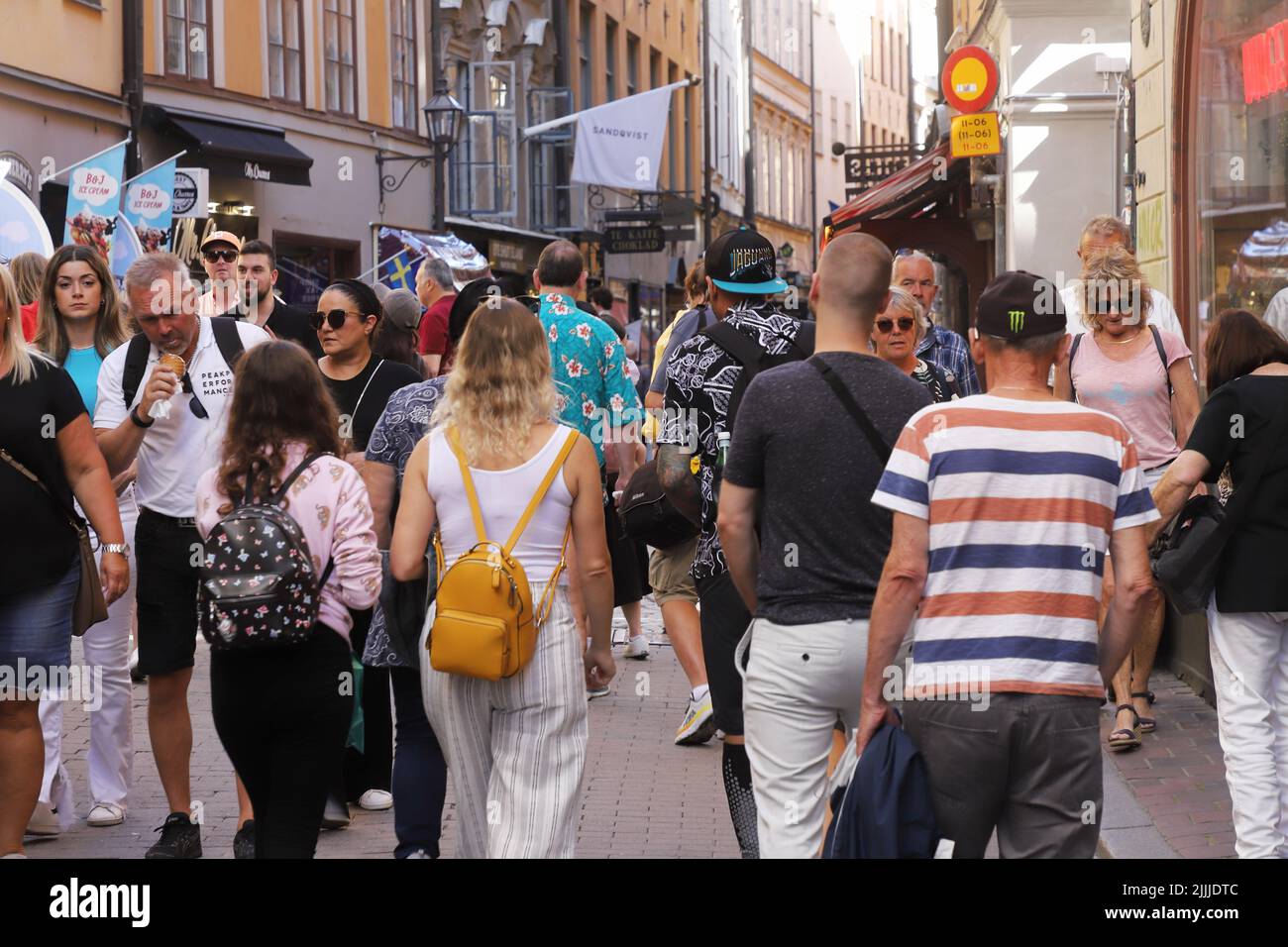Estocolmo, Suecia - 12 de julio de 2022: Los visitantes se agolpan en la calle Vasterlanggatan en el distrito de la ciudad vieja. Foto de stock