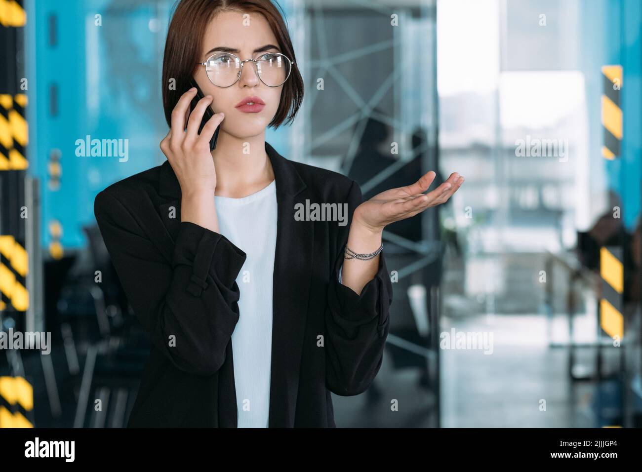teléfono del trabajador para la solución de problemas de conversación empresarial Foto de stock