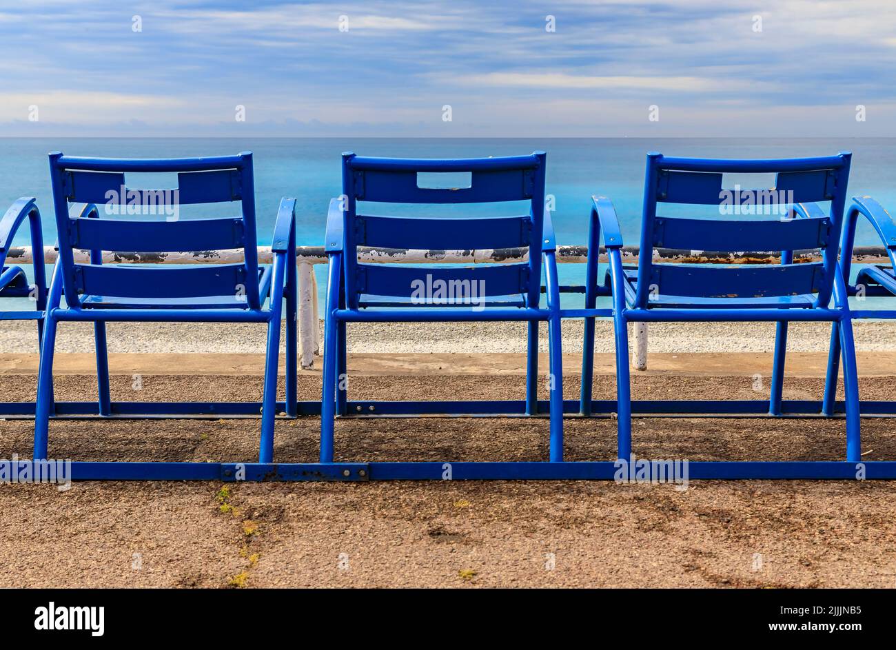 Mar Mediterráneo y famosas sillas azules en Promenade des Anglais en un día  nublado en Niza, Costa Azul, Francia Fotografía de stock - Alamy