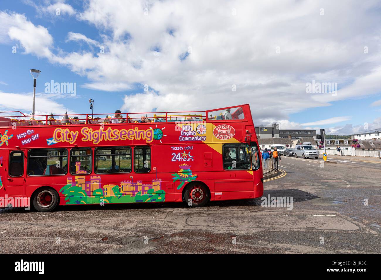 Visita turística de la ciudad autobús rojo de dos pisos en Inverness, Escocia, conducir a los turistas en un city explorer tour, Reino Unido, verano de 2022 Foto de stock