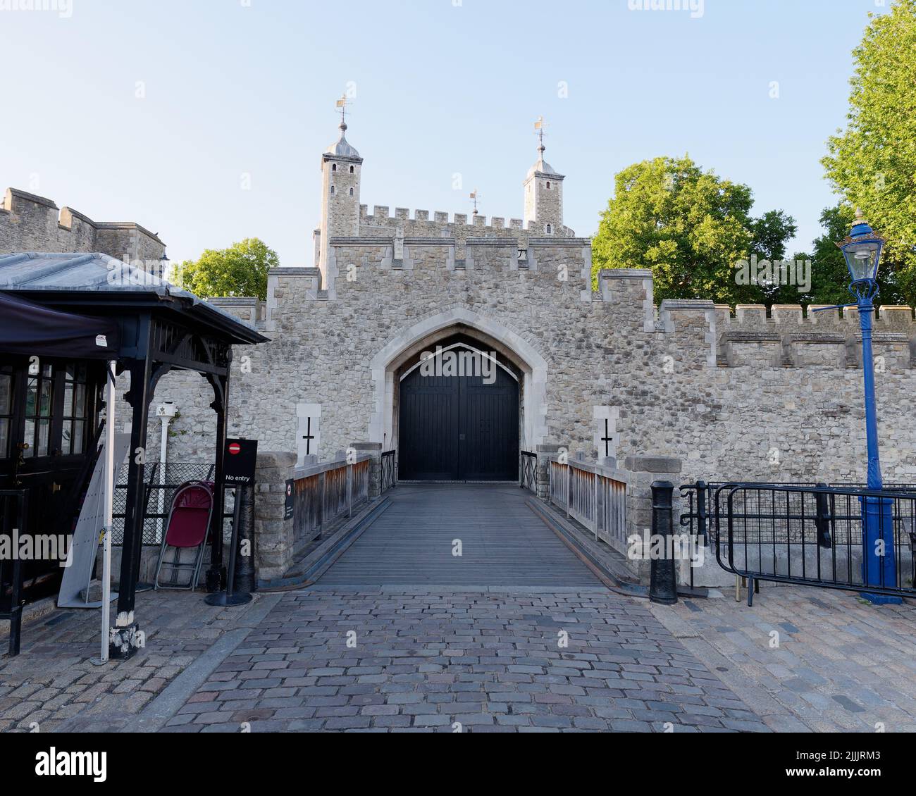 Londres, Gran Londres, Inglaterra, Junio 22 2022: Puerta de la Torre de Londres y punto de salida para visitantes. Foto de stock