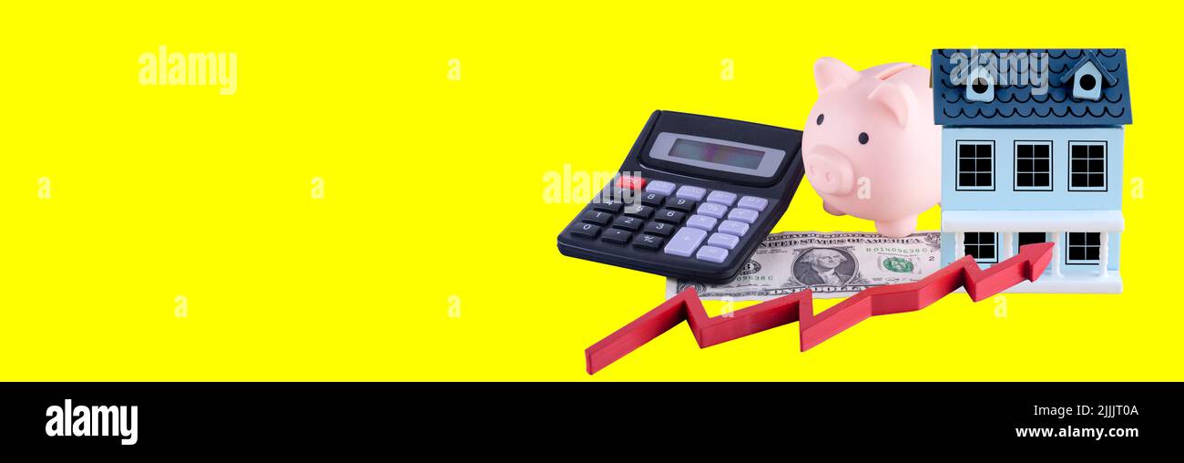 Rosa piggy banco, dólar, calculadora y casa Cómo obtener una hipoteca. Guía  de hipotecas Fotografía de stock - Alamy