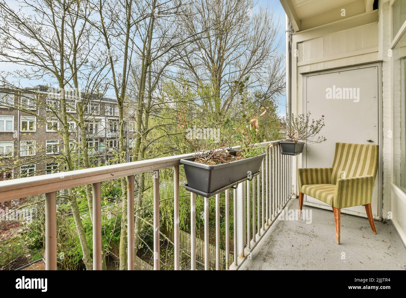 Edificios con vegetacion fotografías e imágenes de alta resolución Alamy