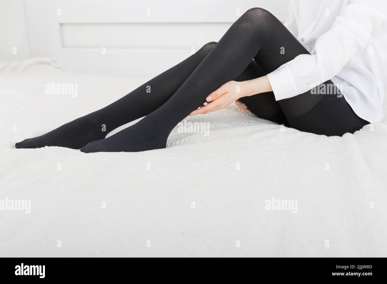Mujer poniéndose calcetines blancos en casa, primer plano Fotografía de  stock - Alamy