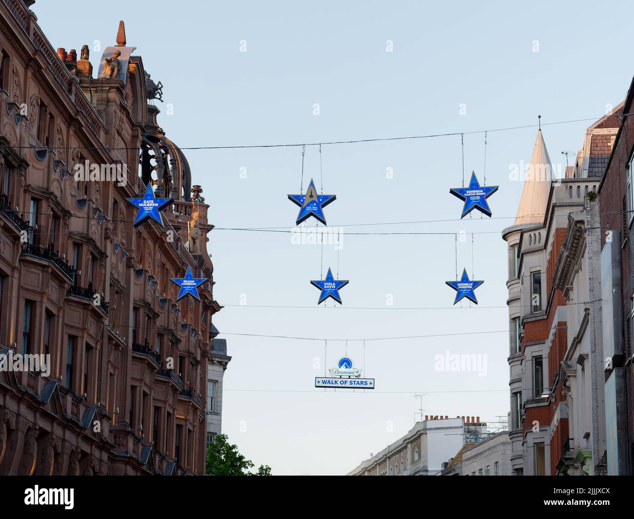 Londres, Gran Londres, Inglaterra, Junio 22 2022: Estrellas azules colgantes como parte del Paseo de las Estrellas en Leicester square Foto de stock