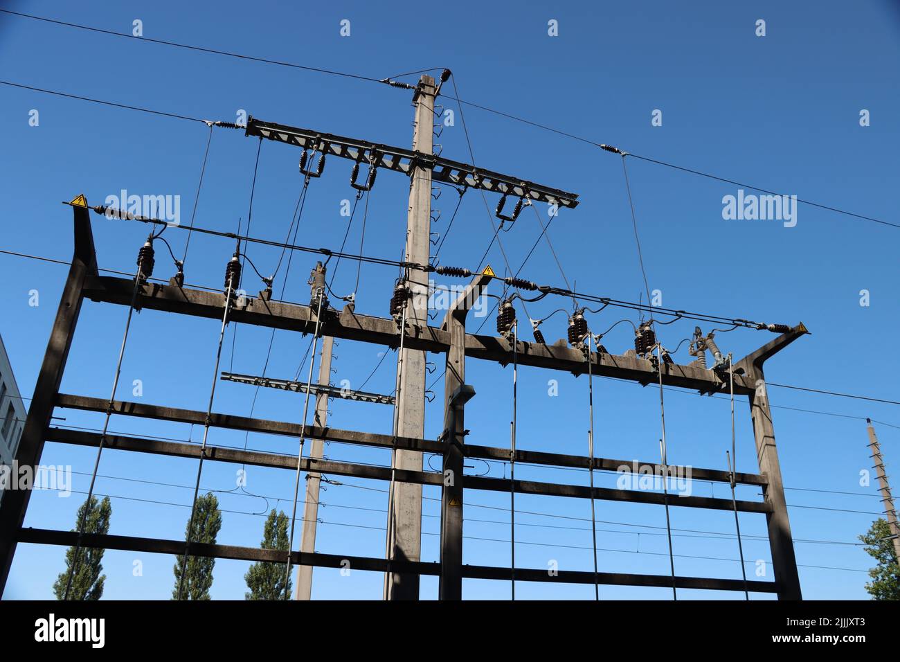 Líneas y cables de energía eléctrica contra un cielo azul brillante tomadas  en la isla de Mull Fotografía de stock - Alamy