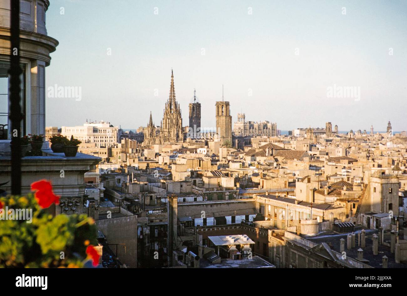 Iglesia catedral medieval y tejados en el centro de la ciudad, Barcelona, Cataluña, España Julio 1958 vista del paisaje urbano desde lo que ahora es Hotel 1898 Foto de stock