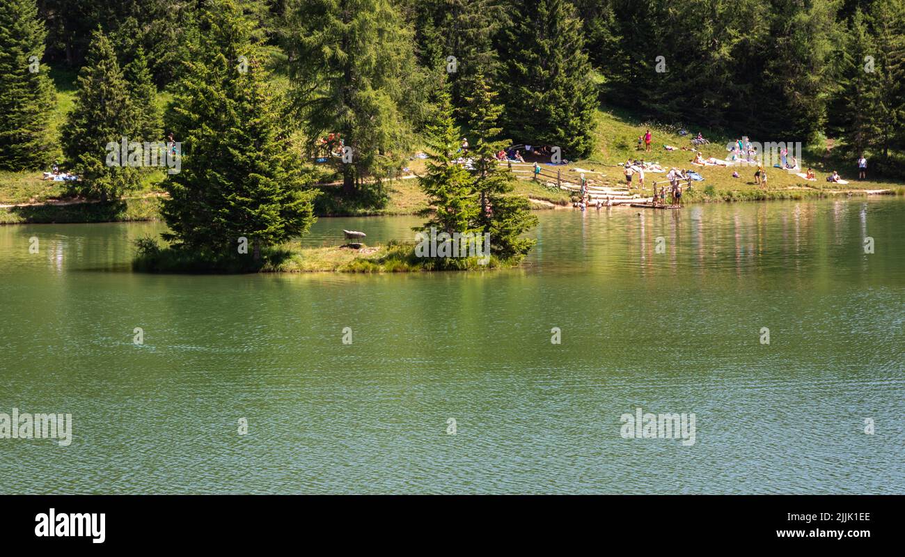 El lago Tret está entre los lagos forestales más hermosos del Tirol del Sur, Italia - Europa. El lago Tret es uno de los lugares más queridos del valle Val di Non. Foto de stock