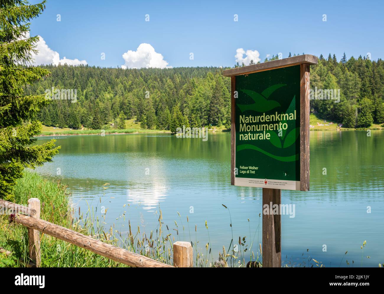 El lago Tret está entre los lagos forestales más hermosos del Tirol del Sur, Italia - Europa. El lago Tret es uno de los lugares más queridos del valle Val di Non. Foto de stock