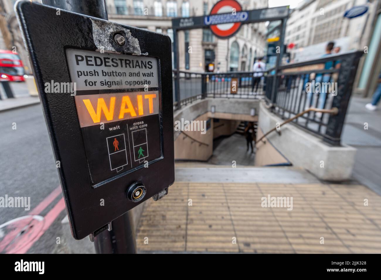 Fuera de la entrada del metro de Monument, Londres, Reino Unido Foto de stock
