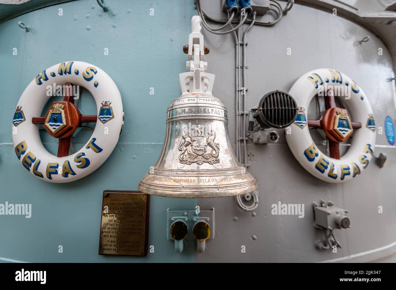 La campana a bordo del HMS Belfast, Londres, Reino Unido Foto de stock