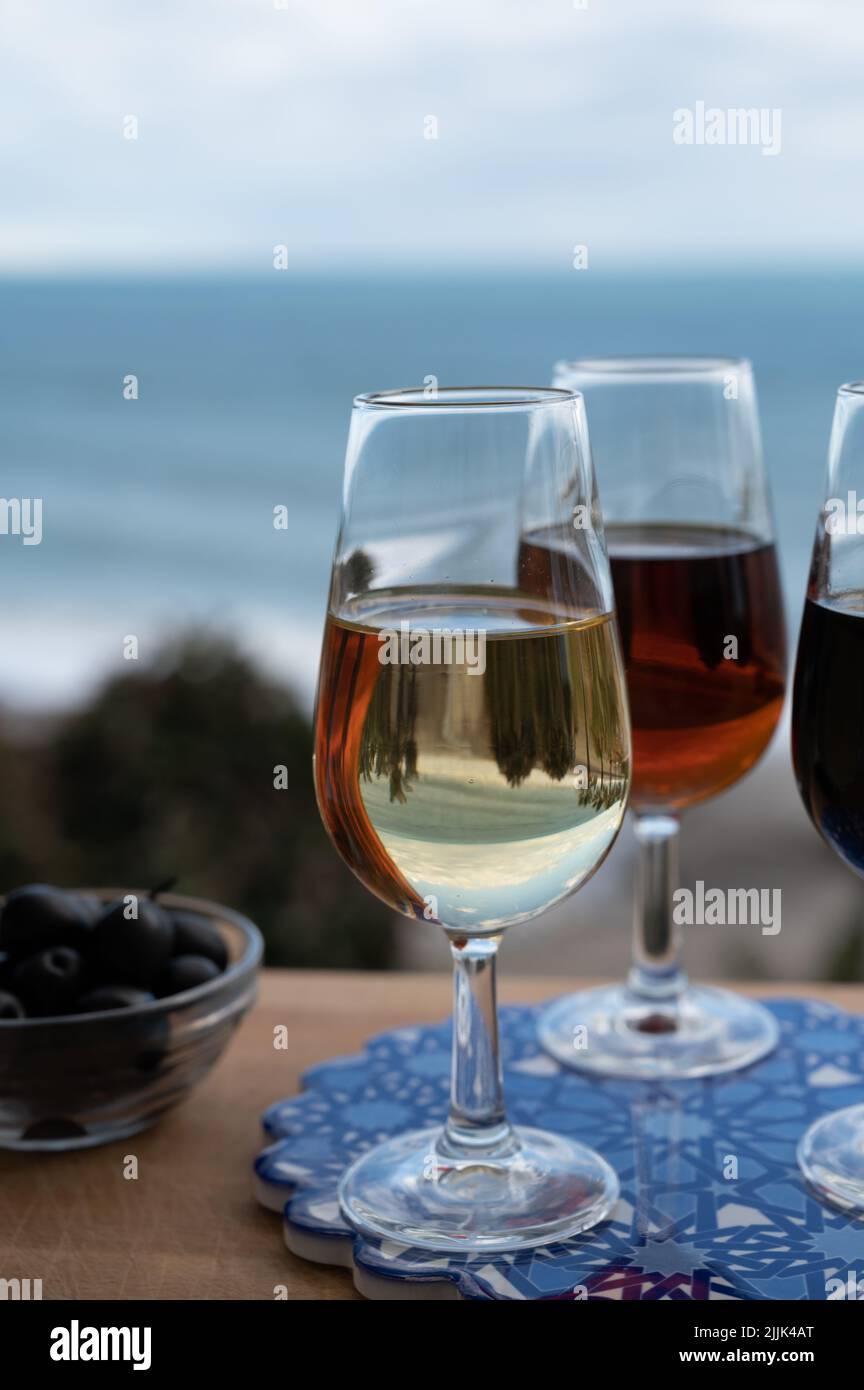Degustación de vino de Jerez español, dulce y seco, y aceitunas verdes con  vistas al mar azul y a la playa cerca de El Puerto de Santa María, A  Fotografía de stock -