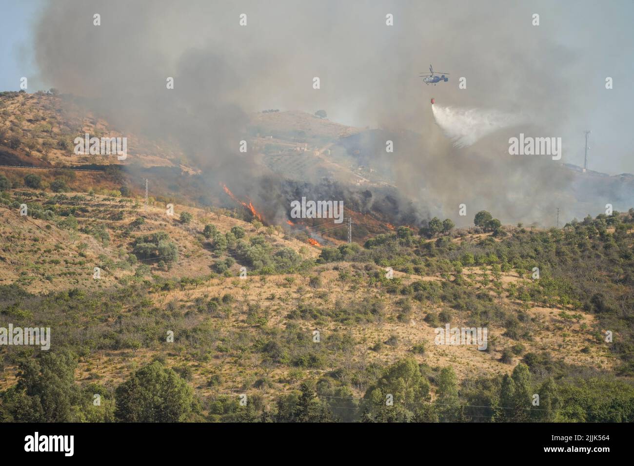 Un incendio forestal en el campo de Mijas es combatido con helicópteros, Mijas, Andalucía, España. Foto de stock