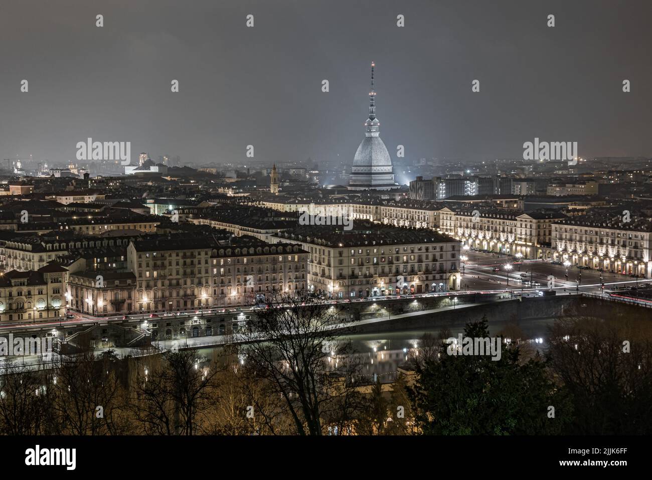 El paisaje urbano de Turín con alto Mole Antonelliana edificio durante el invierno Foto de stock