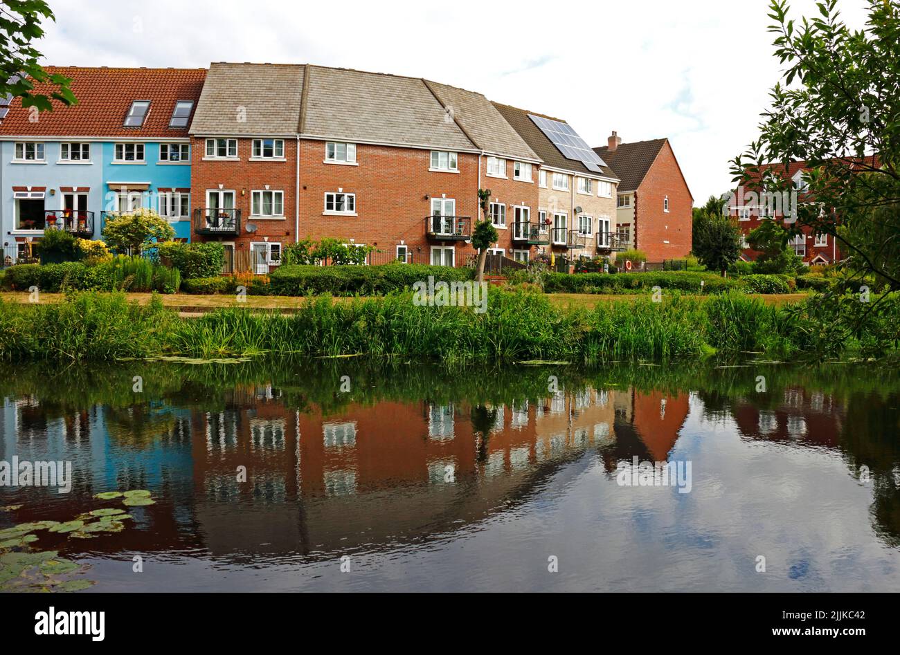 Arquitectura y diseño de pisos y apartamentos modernos construidos por el río Wensum en el norte de la ciudad de Norwich, Norfolk, Inglaterra, Reino Unido. Foto de stock