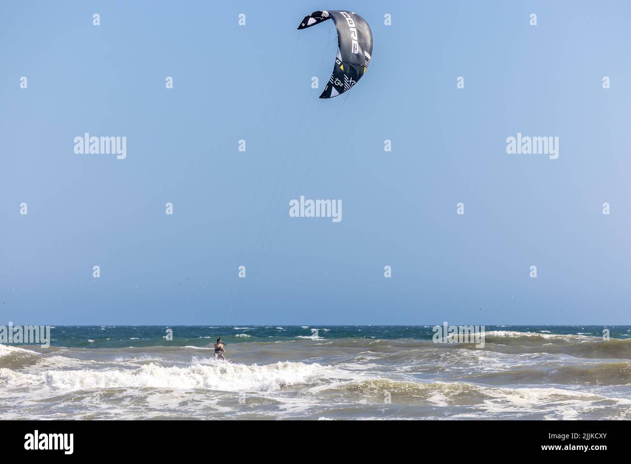 Hombre kitesurfing fuera de las llanuras de la zanja Foto de stock