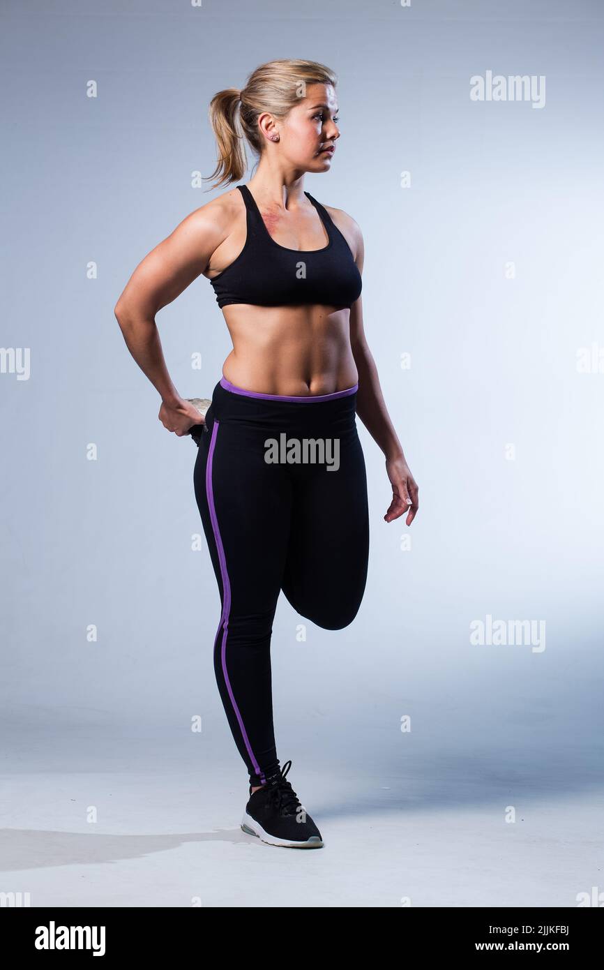 Una sexy joven mujer caucásica en ropa deportiva - modelo de fitness listo  para hacer ejercicio en un estudio Fotografía de stock - Alamy