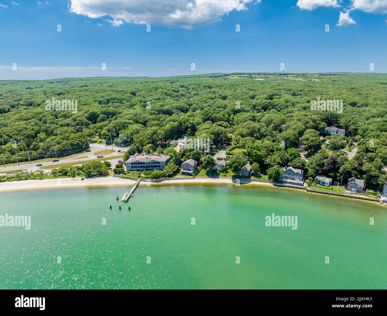 vista aérea de propiedades frente al agua en carretera noyac Foto de stock