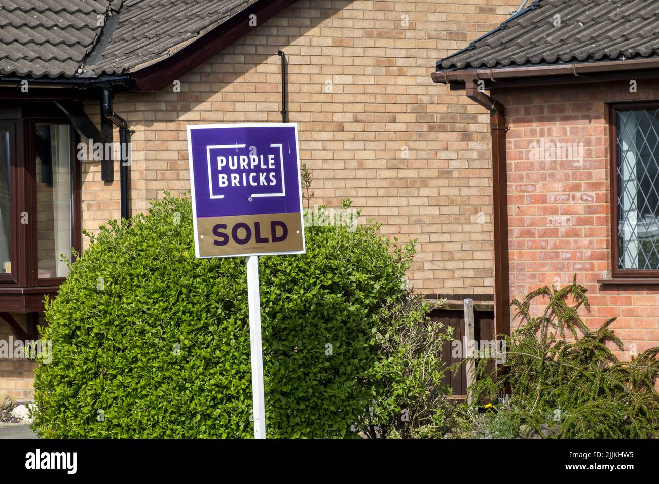 Ladrillo púrpura signo de la agencia inmobiliaria Foto de stock