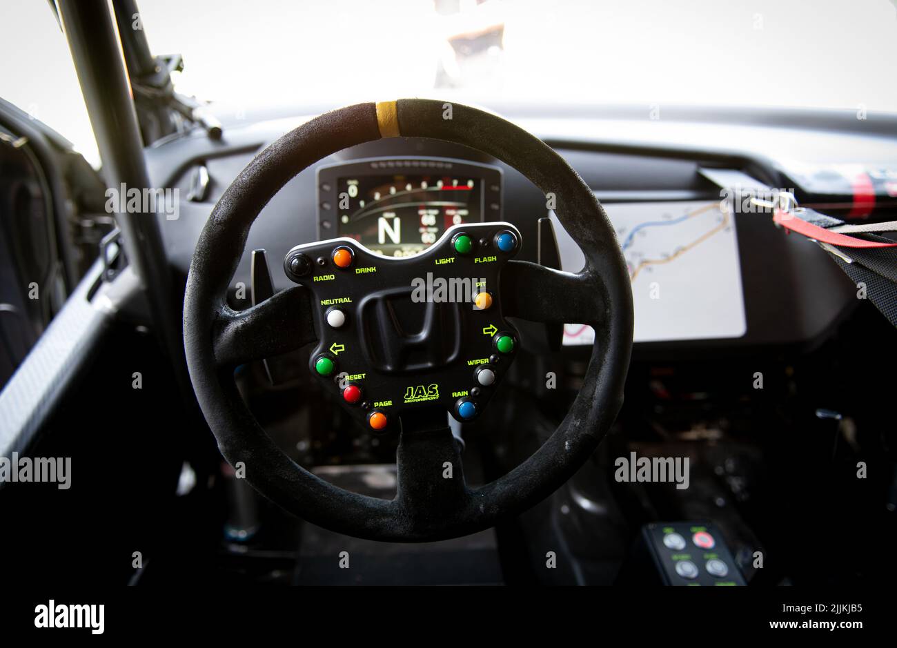 Punto de vista del conductor del coche de carreras dentro de la cabina, volante con mandos y logotipo de Honda. Vallelunga, Italia, julio de 24 2022, Carrera de Italia Foto de stock