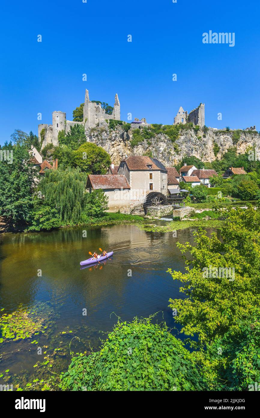 Siglo 11th castillo en ruinas en la parte superior del afloramiento rocoso, con vistas al río en Angles-sur-l'Anglin, Vienne (86), Francia. Foto de stock