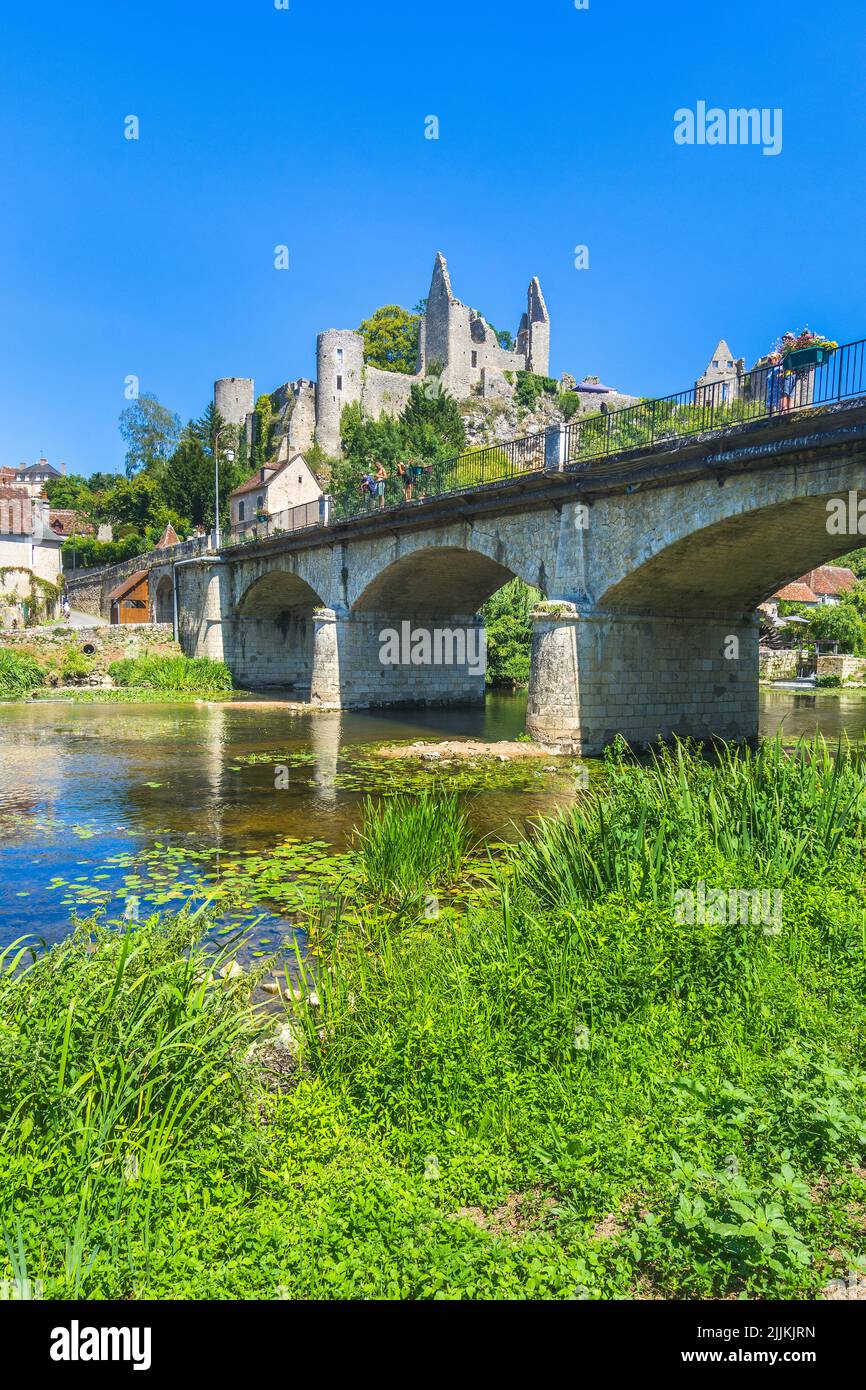 Siglo 11th castillo en ruinas en la parte superior del afloramiento rocoso, con vistas al río en Angles-sur-l'Anglin, Vienne (86), Francia. Foto de stock