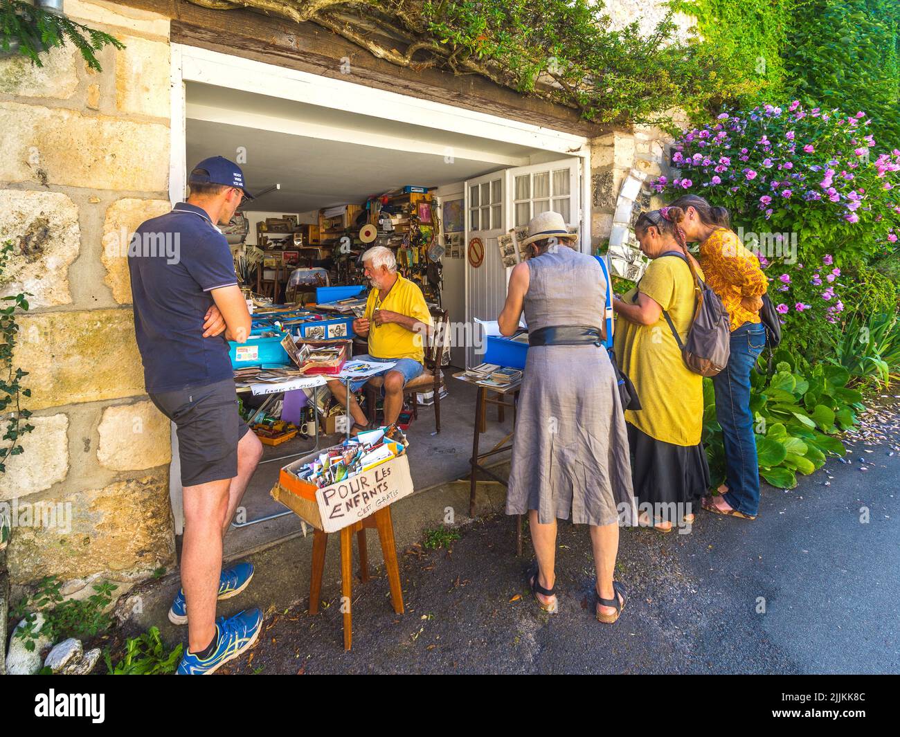 Los turistas que buscan bric-a-brac en venta de garaje en Angles-sur-l'Anglin, Vienne (86), Francia. Foto de stock