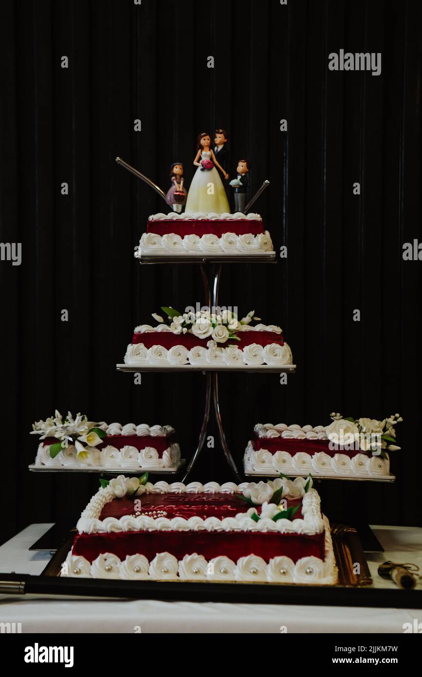 Pastel de bodas rojo y blanco fotografías e imágenes de alta resolución -  Alamy