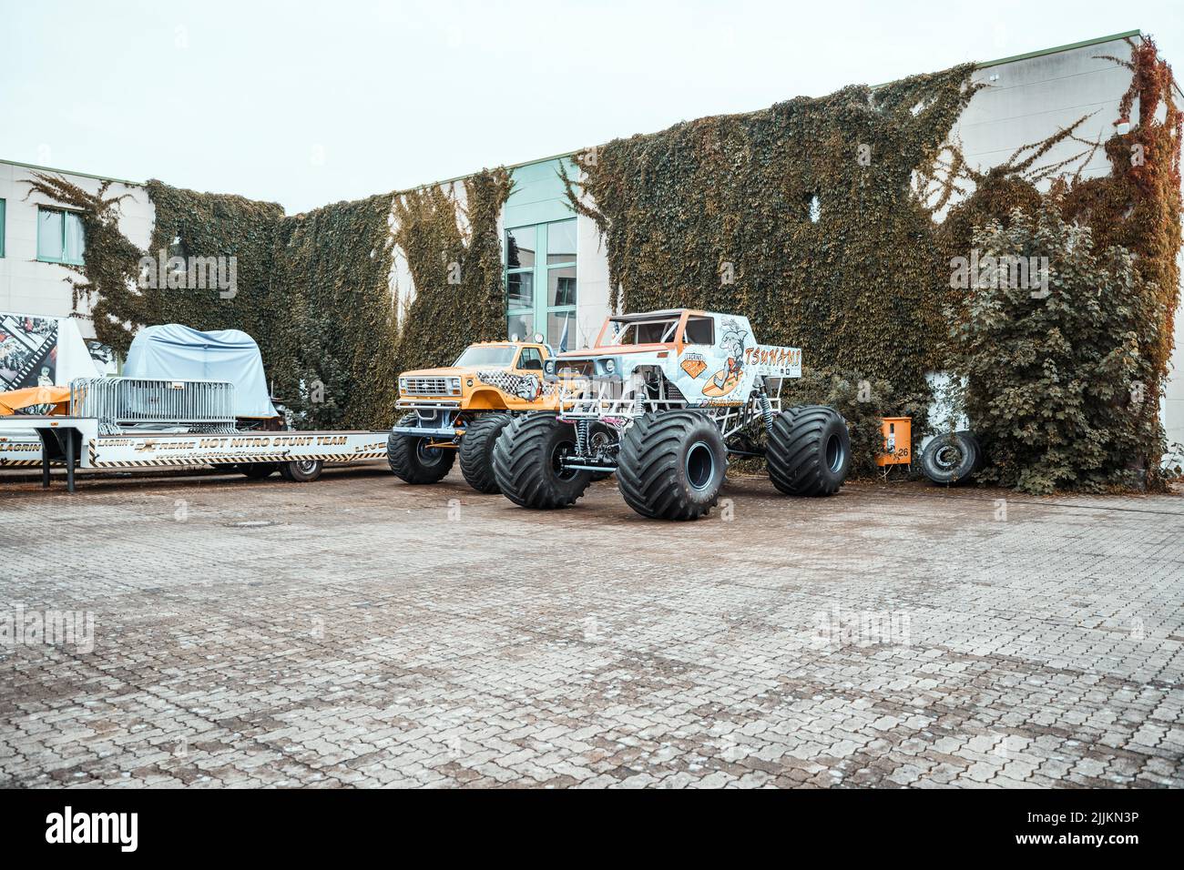 Los camiones de monstruo en la exposición del equipo Action Sport Team de Lagrin en Lohne, Alemania. Foto de stock