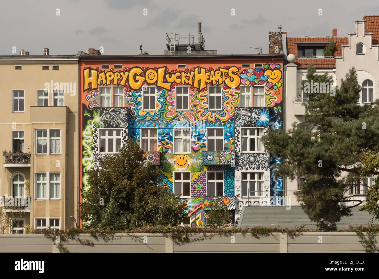 Berlín, BUNT BEMALTE FASSADE // Berlín, fachada pintada de colores Foto de stock