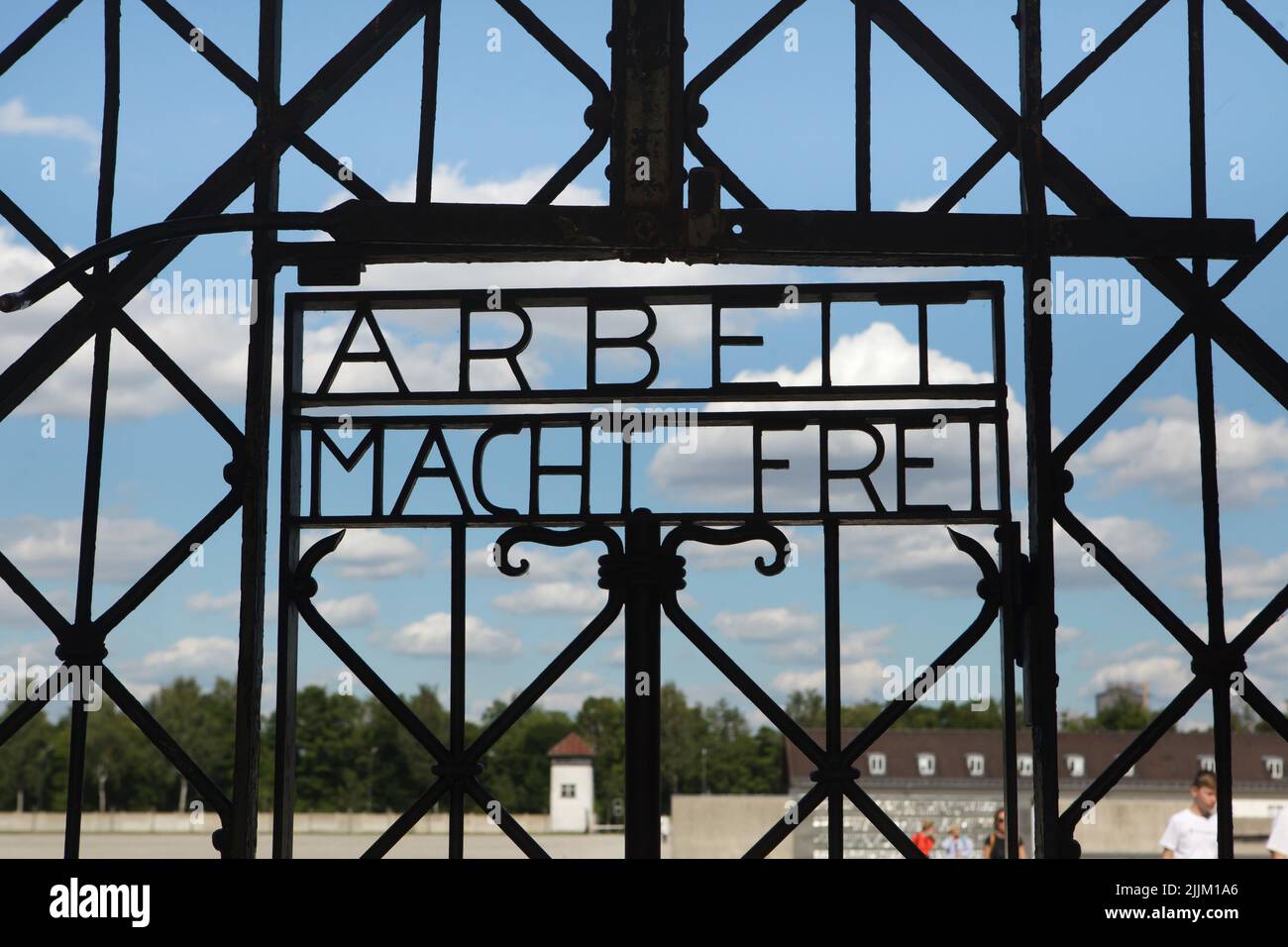 El eslogan nazi 'Arbeit Macht Frei' ('El trabajo te libera') en la puerta del edificio Jourhaus a través del cual los prisioneros fueron ingresados en el antiguo campo de concentración de Dachau (Konzentrationslager Dachau), ahora sitio conmemorativo del campo de concentración de Dachau (KZ-Gedenkstätte Dachau) en Dachau, cerca de Munich, Baviera, Alemania. La puerta original se exhibe en el museo ahora. Foto de stock
