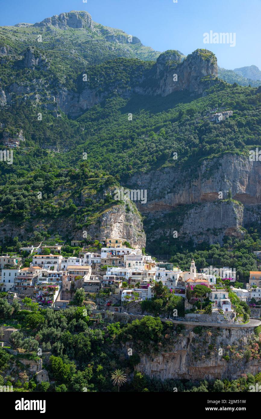 Pueblo en la ladera de Positano a lo largo de la costa de Amalfi, Campania, Italia Foto de stock