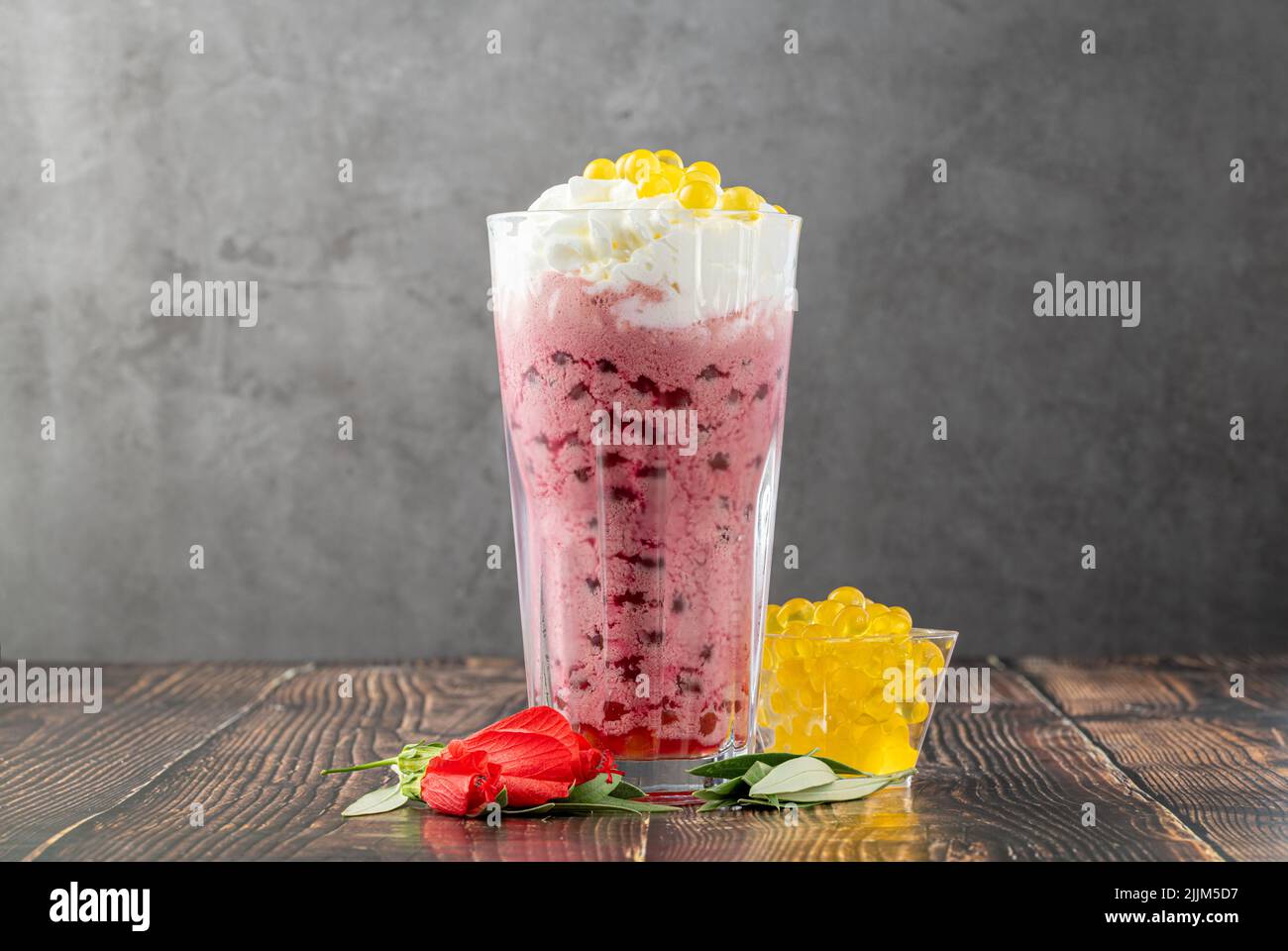 Batido o batido de fresa, limón y burbuja de té sobre mesa de madera Foto de stock