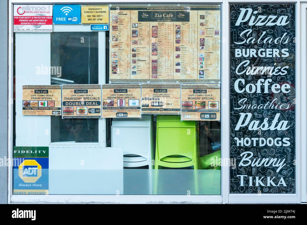 La ventana de la tienda cercana de un café halal o restaurante que está cerrado en Ciudad del Cabo, Sudáfrica concepto de pequeña empresa en la industria alimentaria Foto de stock