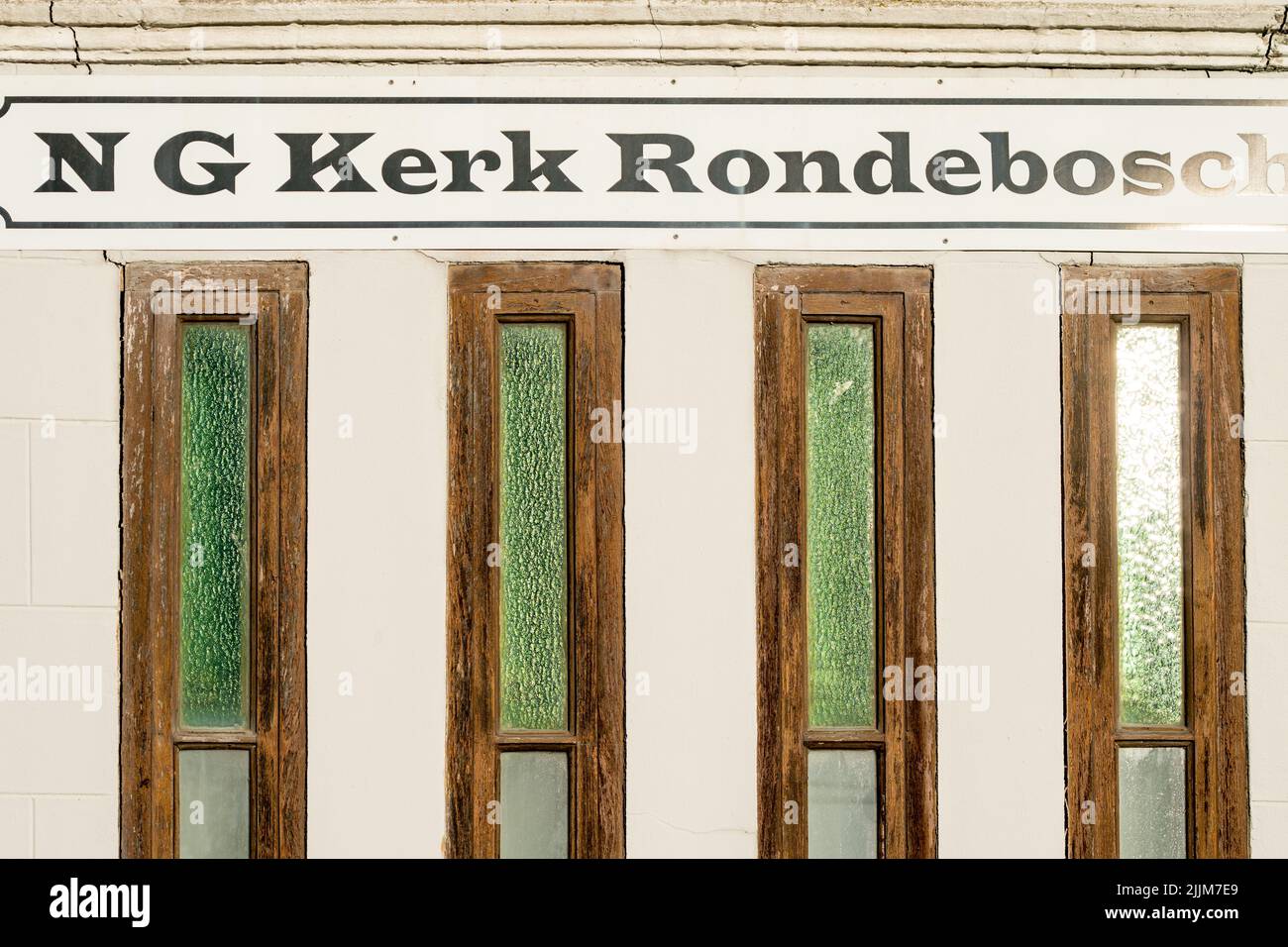 N G Kerk Rondebosch signo o señalización sobre las ventanas de la iglesia primer plano en Ciudad del Cabo, Sudáfrica concepto de religión, creencias religiosas, espiritualidad Foto de stock
