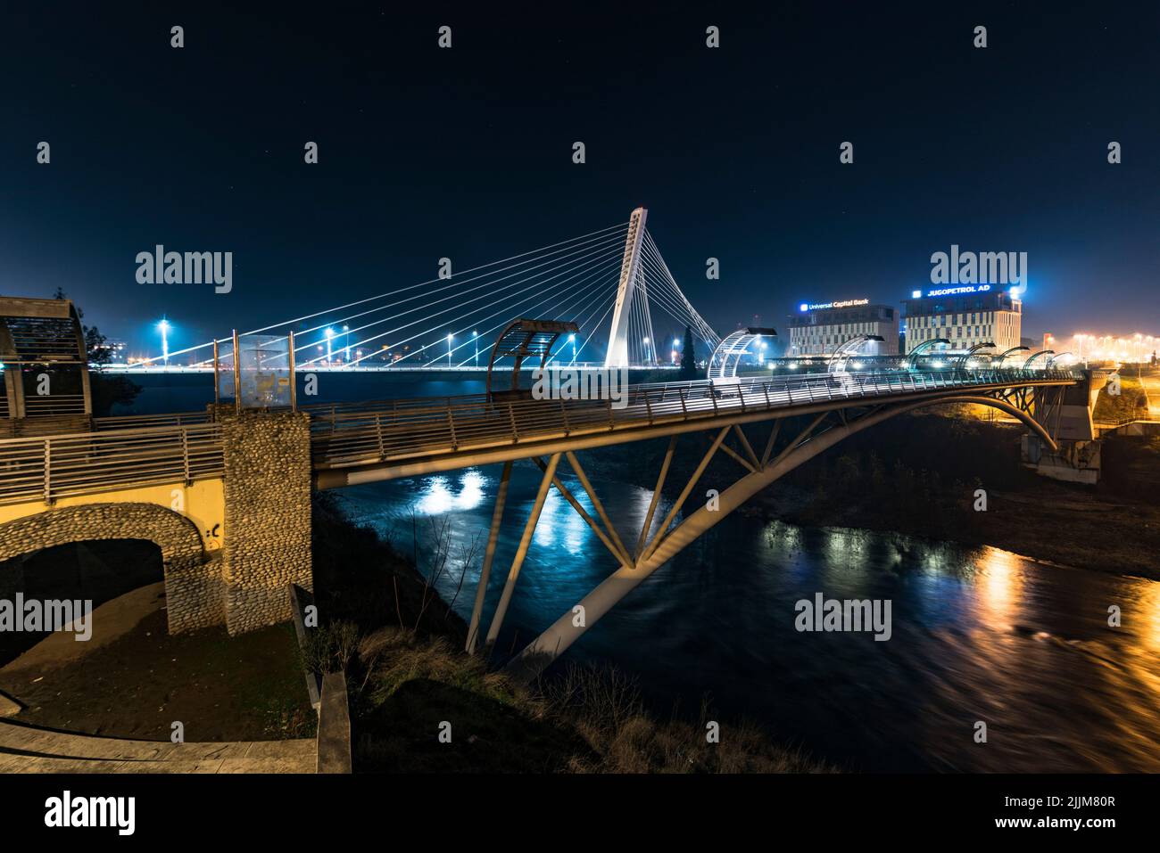 Un primer plano del Puente del Milenio por la noche Foto de stock