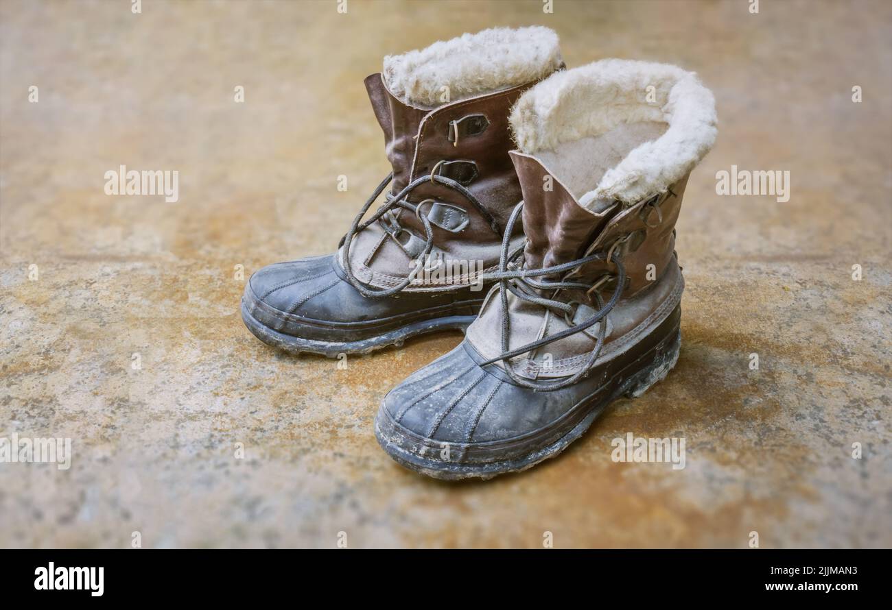 Un primer plano de botas usadas sucias viejas Fotografía de stock - Alamy