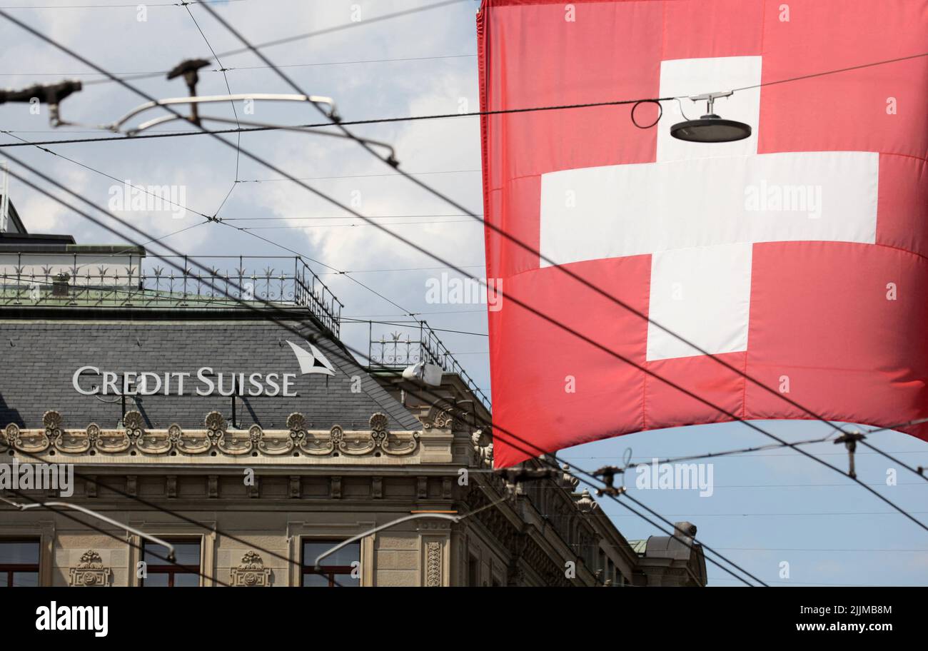 La bandera nacional de Suiza ondea frente a la sede del banco suizo