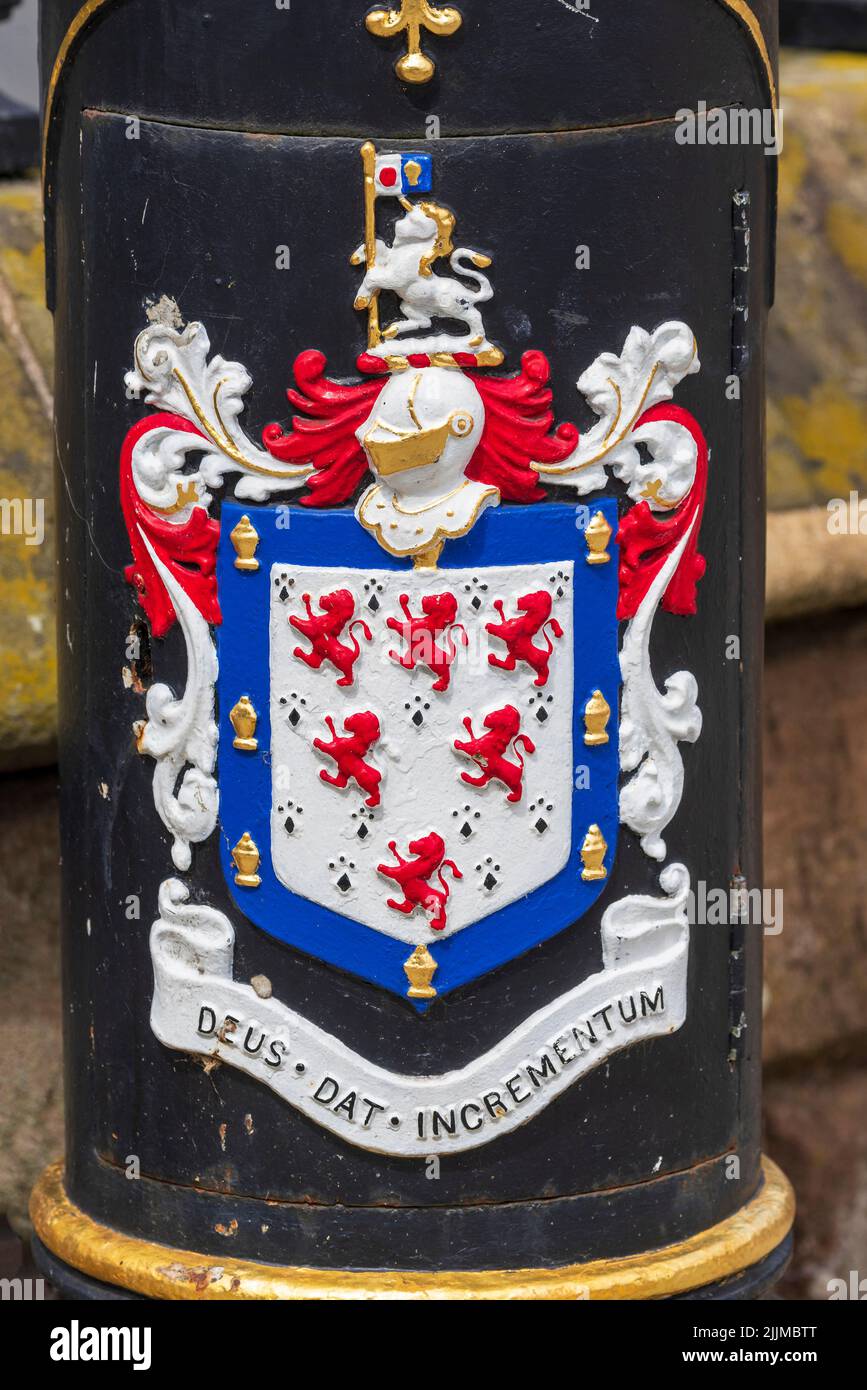 Escudo de la ciudad de Warrington en las puertas del ayuntamiento. Foto de stock