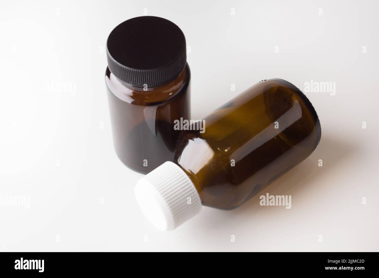 frascos médicos con tapones de vidrio oscuro para tabletas Foto de stock