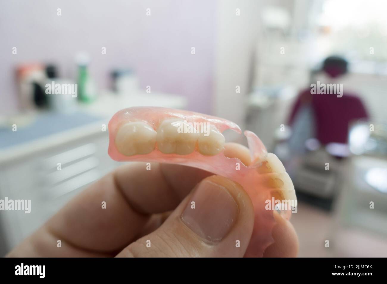 prótesis dental moderna de nylon en manos de un médico Foto de stock