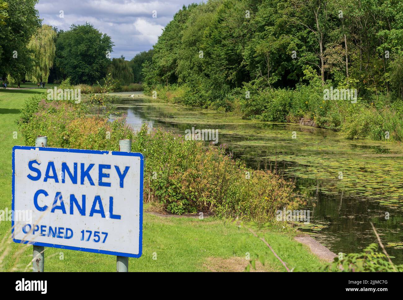 Parque lineal Sankey Valley en Warrington construido a lo largo del antiguo canal Sankey que data de 1757. Probablemente el primer canal de la revolución industrial Foto de stock