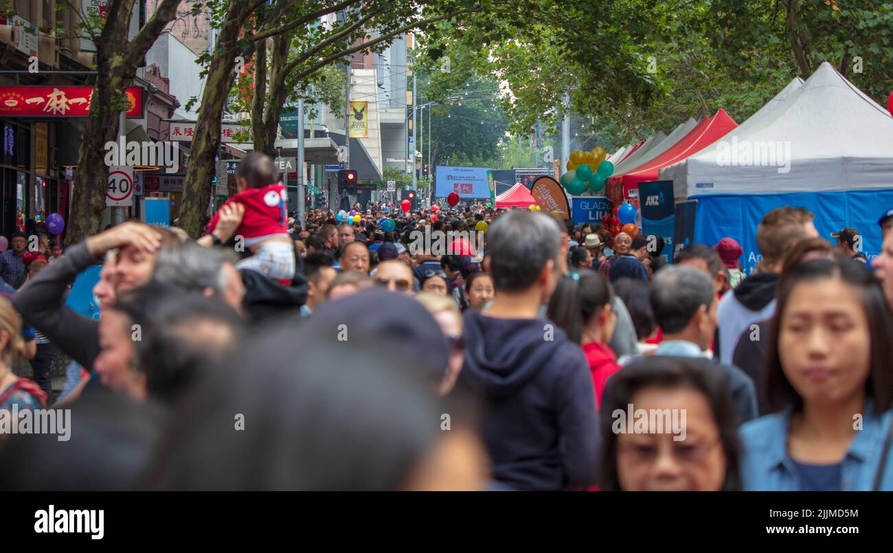 Una enorme multitud en la calle celebrando el Año Nuevo Chino en Mornington, Australia Foto de stock