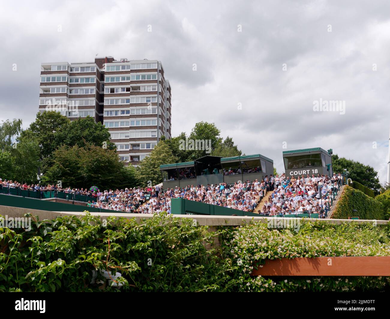 Wimbledon, Gran Londres, Inglaterra, Julio 02 2022: Campeonato de Tenis de Wimbledon. Fuera de la cancha llena de espectadores y un bloque cercano de pisos Foto de stock