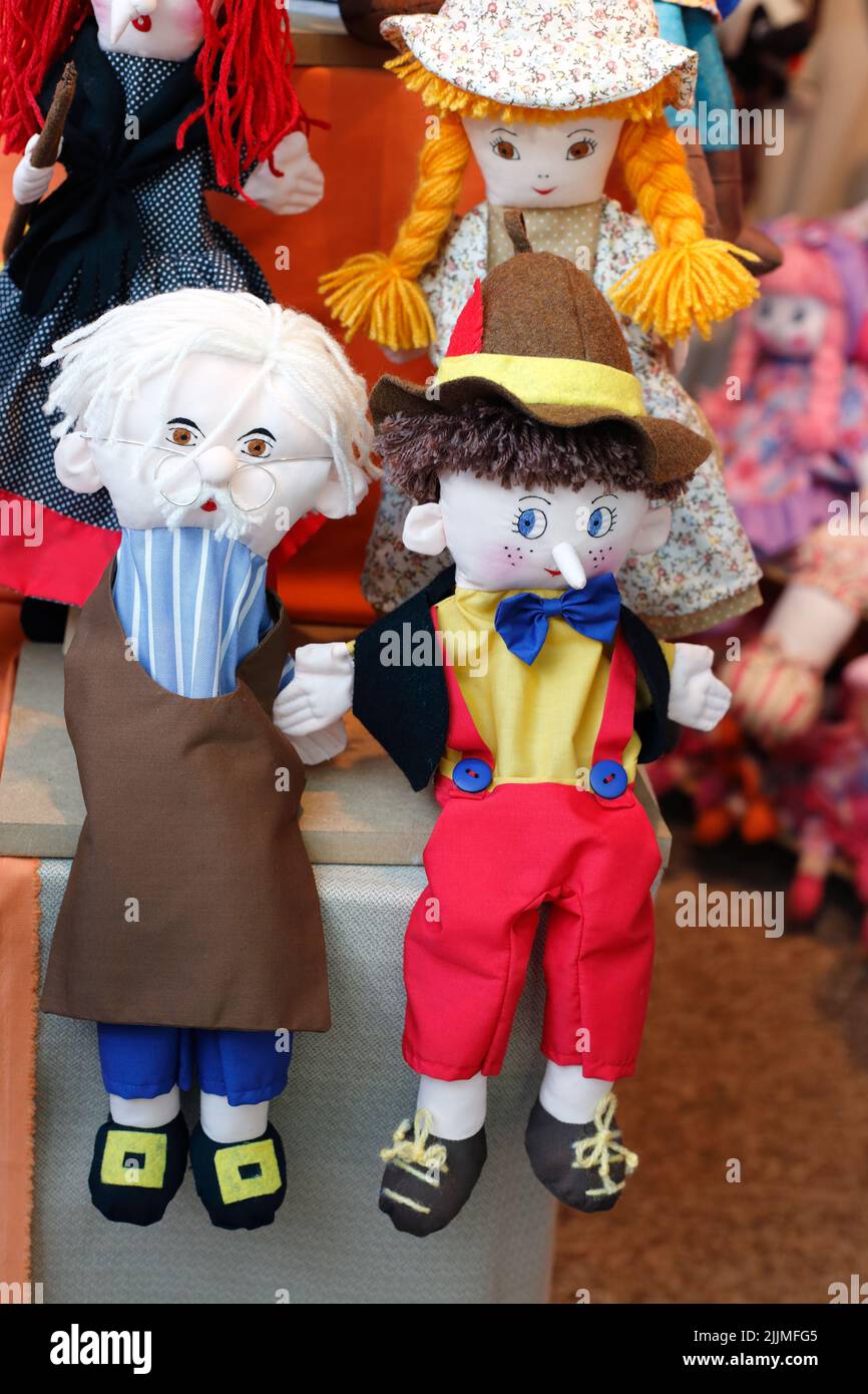 Un primer plano de hermosas muñecas tradicionales de trapo en una tienda Foto de stock