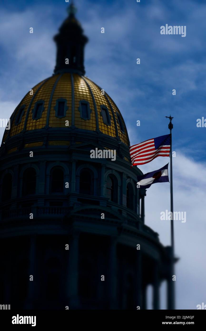 Edificio del Capitolio del Estado de Colorado con arquitectura Gold Golden Dome y bandera estadounidense Foto de stock