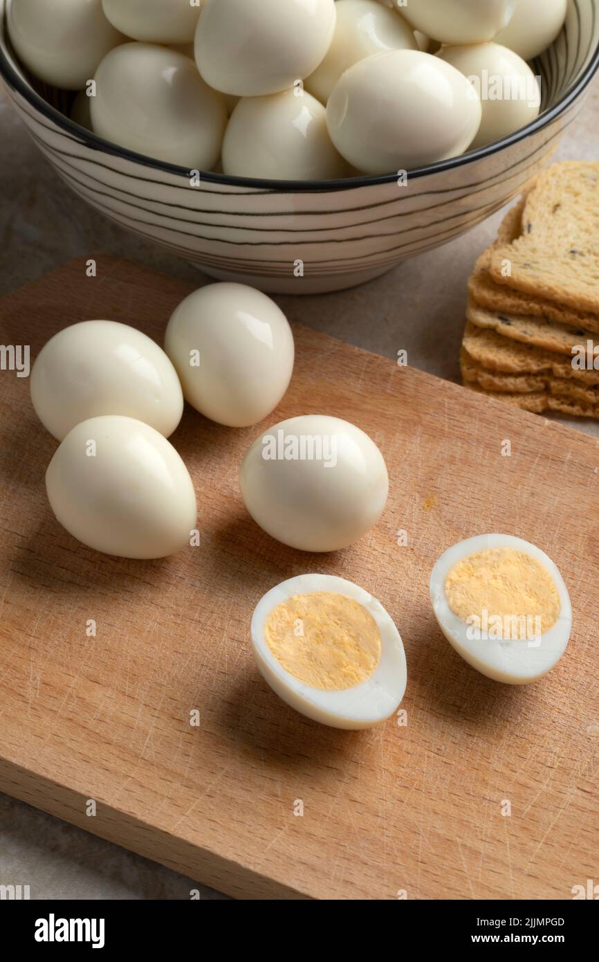 Huevos cocidos enteros y partidos de codorniz de cerca Foto de stock