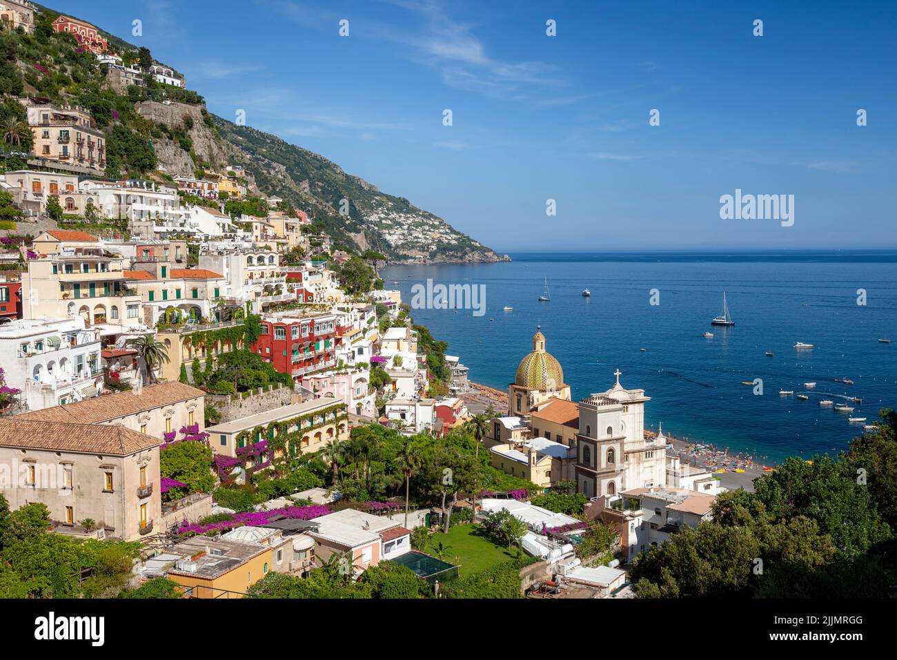 Vista a lo largo de la costa de Amalfi del pueblo en la ladera de Positano, Campania Italia Foto de stock