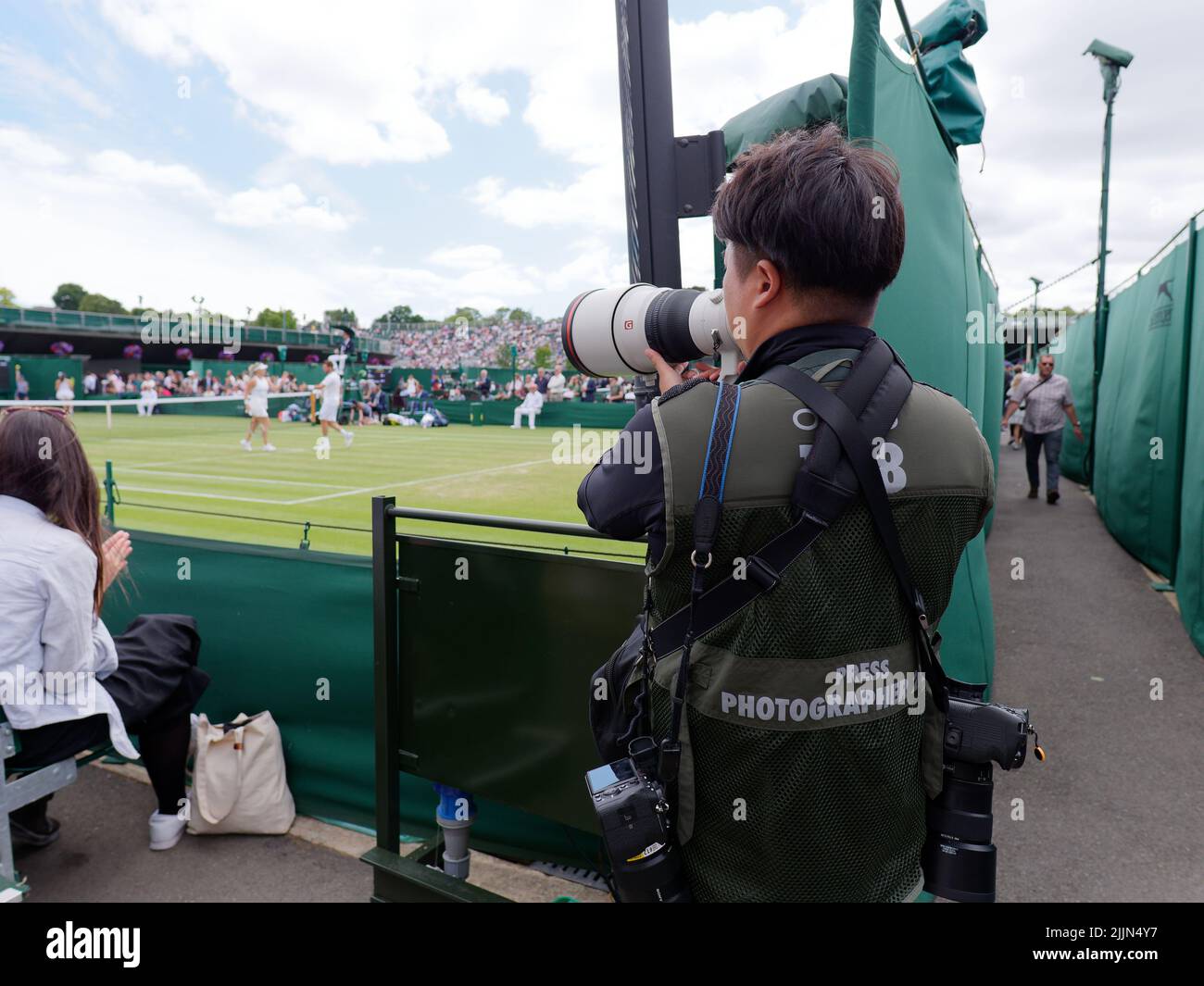 Wimbledon, Gran Londres, Inglaterra, Julio 02 2022: Campeonato de Tenis de Wimbledon. Fotógrafo oficial en el trabajo observando un partido de tenis. Foto de stock